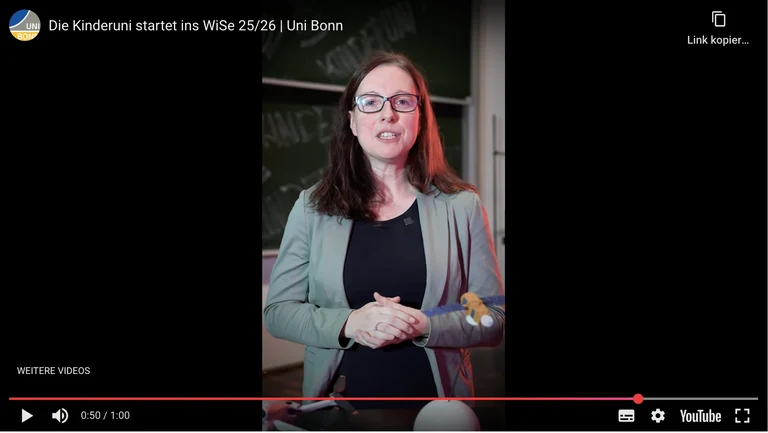 Ribana Roscher erklärt am 26.01.2026 im Rahmen der Kinderuni wie wir mit Satelliten und Robotern unsere Umwelt besser verstehen