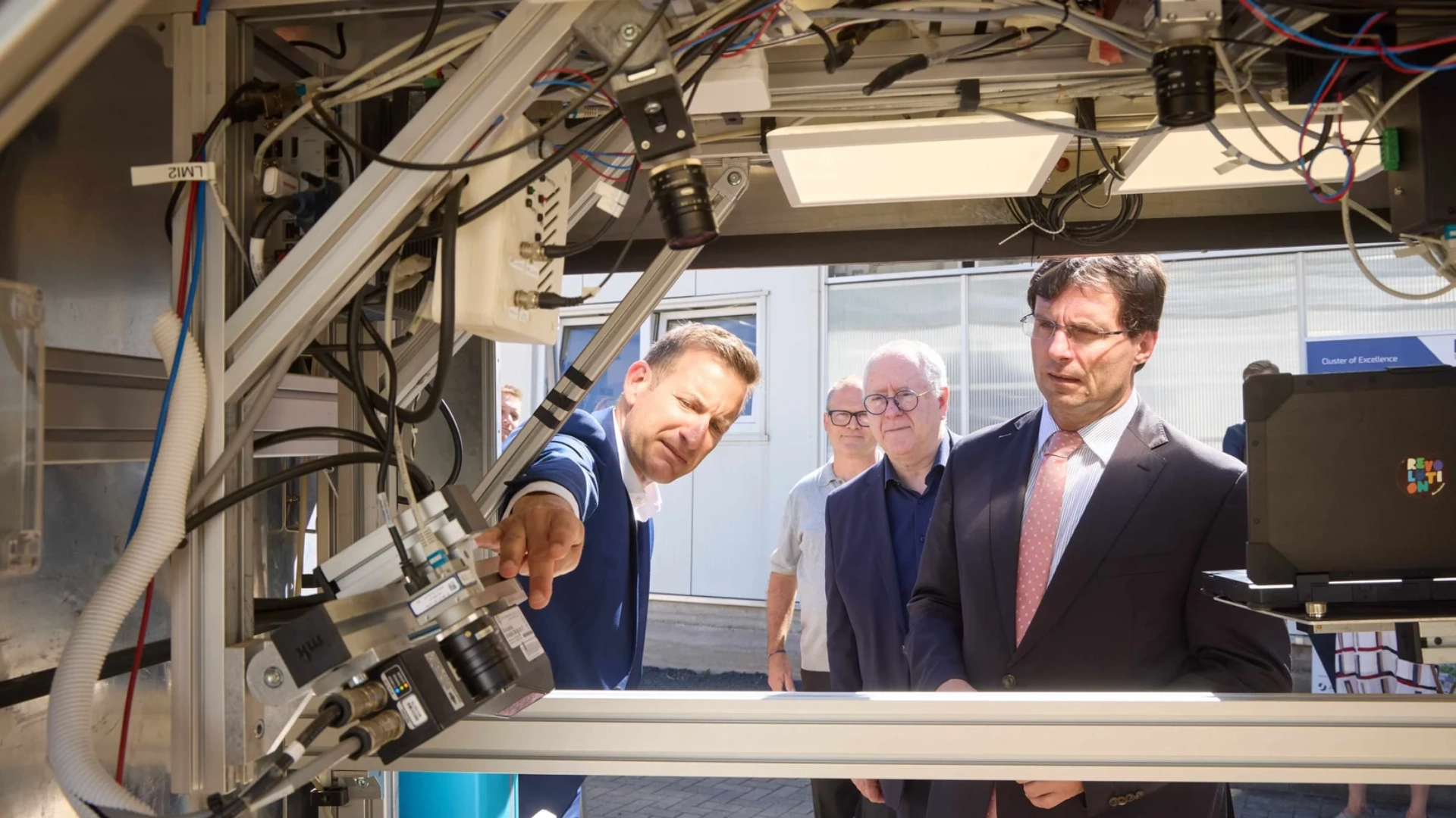 Prof. Cyrill Stachniss explains an agricultural robot developed by the PhenoRob Cluster of Excellence.